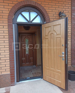 Арочная дверь с остеклённой фрамугой